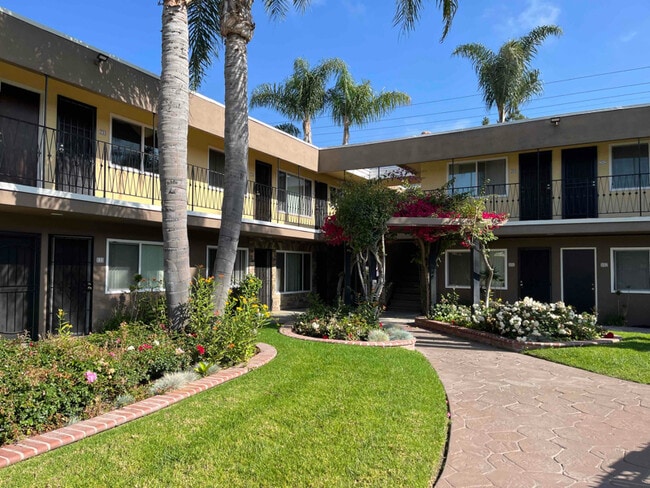 Building Photo - 4020 W Rosecrans Ave