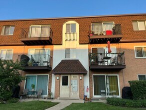 Building Photo - 9482 Bay Colony Dr