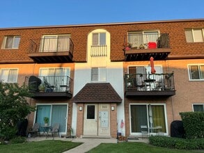 Building Photo - 9482 Bay Colony Dr