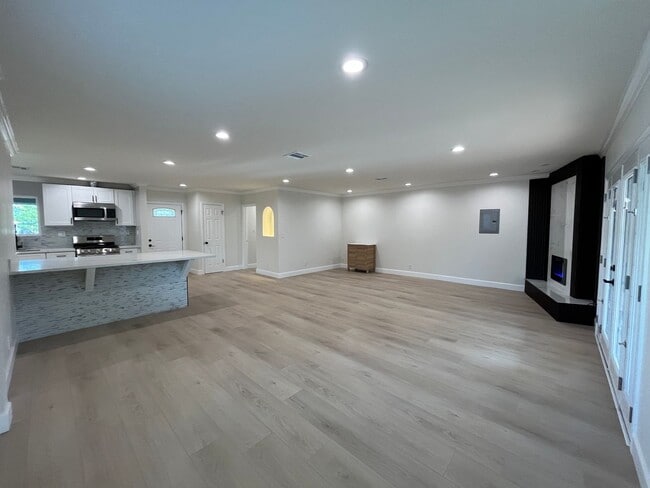 Foto del edificio - Upgraded + freshly prepped 3+2.5 in Granada Hills!