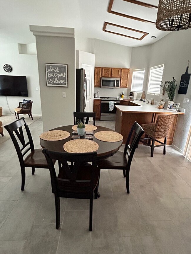 Building Photo - Furnished winter Home!