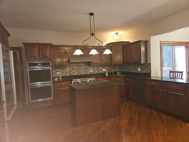Foto del edificio - 733 Woodbury Ct