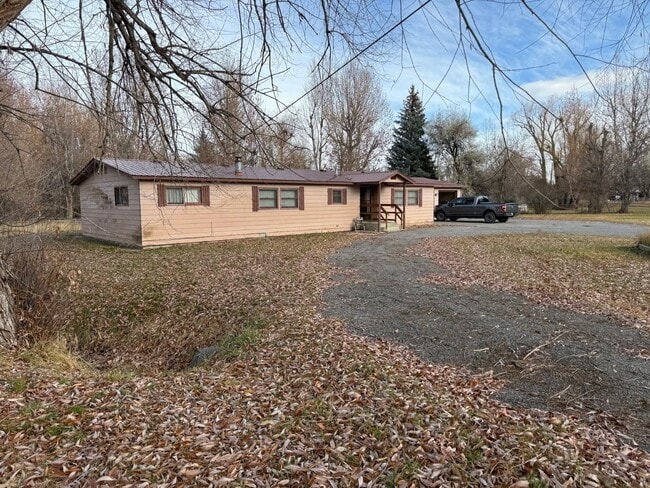 Foto del edificio - 4 Bed 2 Bath Home with 2 Car Garage, Large Private Fenced Yard. Lander, WY