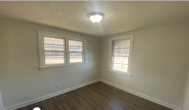 Foto del edificio - 1138 Live Oak Church Rd