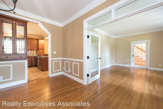 Building Photo - 5 br, 3.5 bath House - 123 Westview Lane