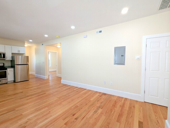 Building Photo - 73 Merriam St