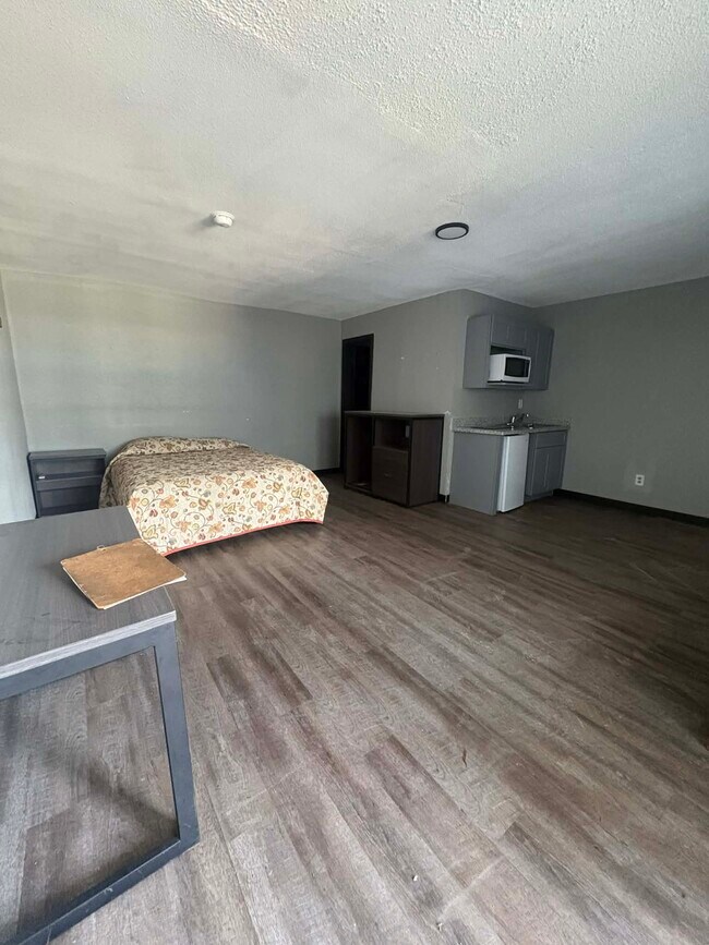 Building Photo - 711 Pasadena Fwy