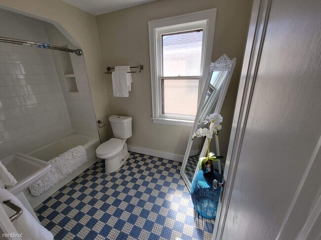 Building Photo - 3 br, 1.5 bath House - 16210 Cheyenne St