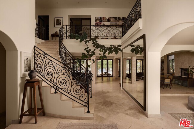 Building Photo - 623 Alta Dr