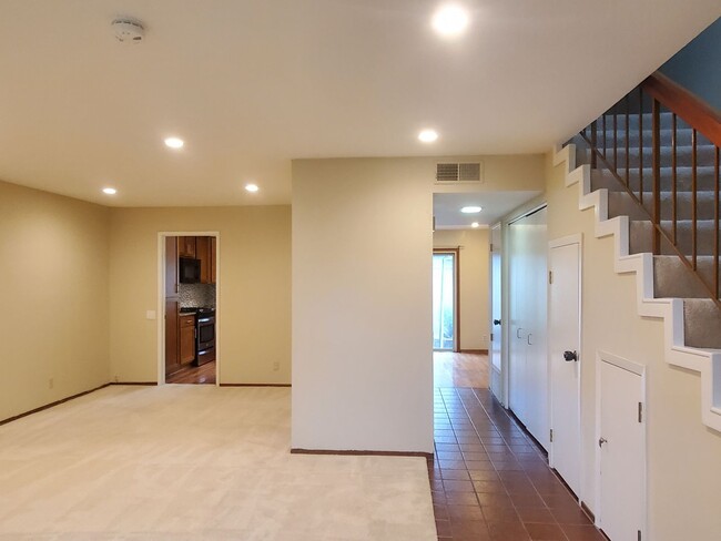 Foto del edificio - Spacious Townhome, A/C, 2c Garage, Renovat...