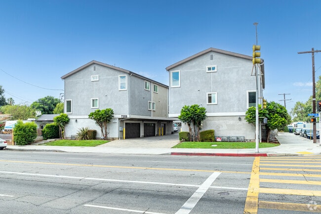 Foto del edificio - 7359 Kester Ave