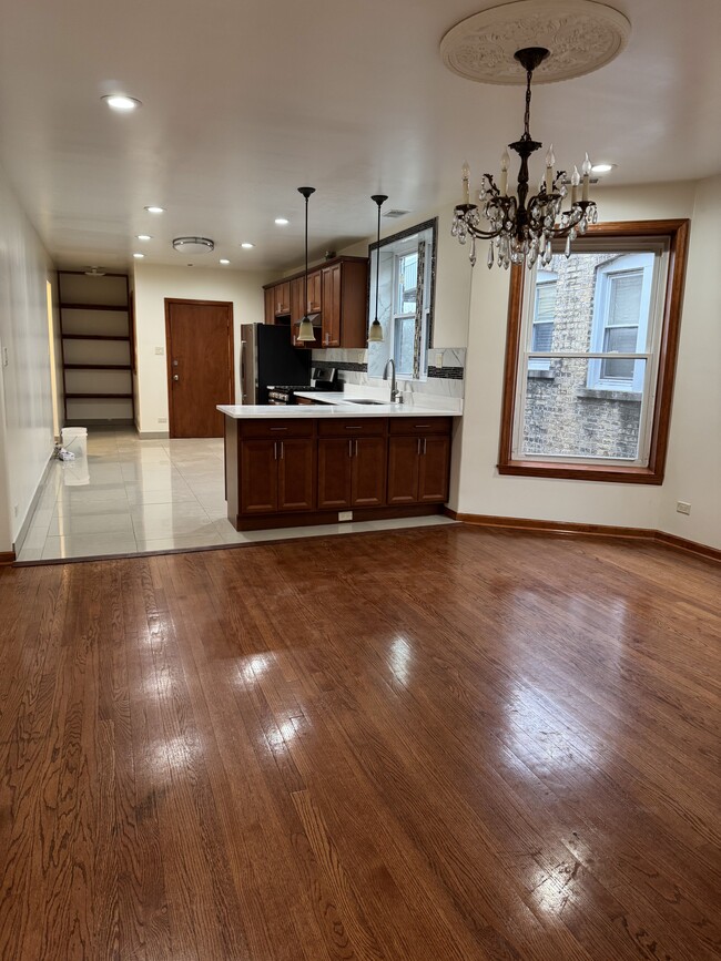 Building Photo - 6140 N Mozart St