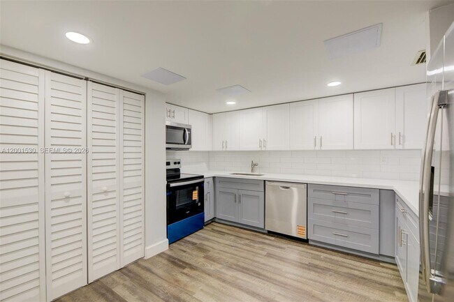 Foto del edificio - 565 NW 97th Ave