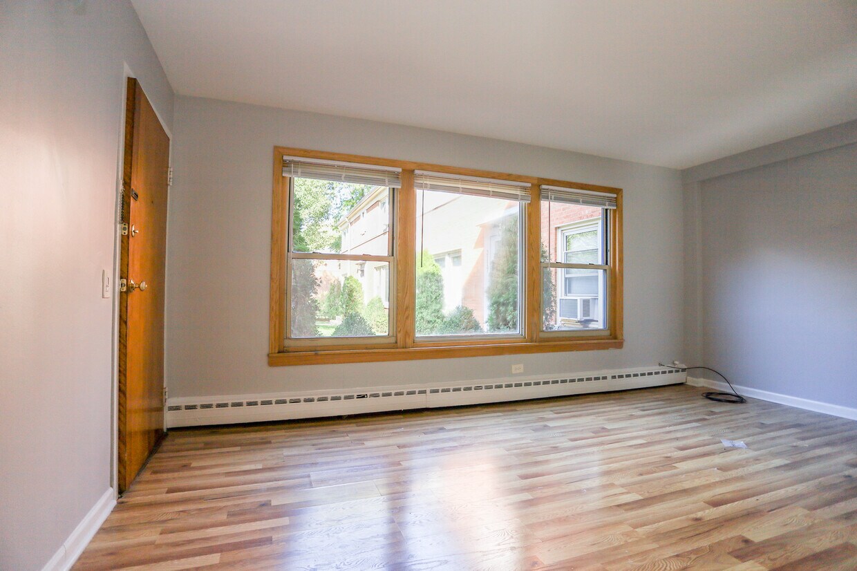 Primary Photo - 2103 W Farragut Ave
