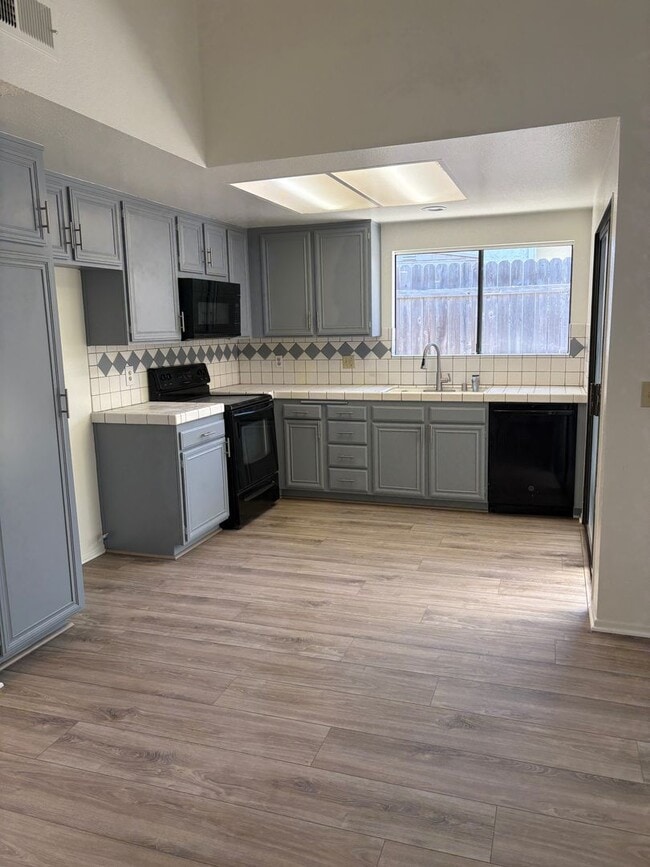 Building Photo - 3+2 Single Story Home w/2 car garage in th...
