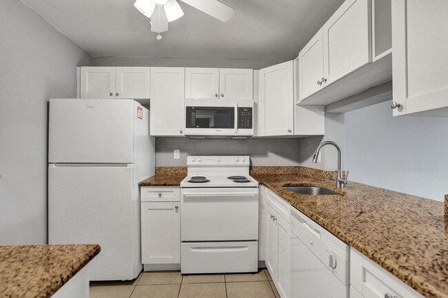 Building Photo - 9460 Poinciana Pl