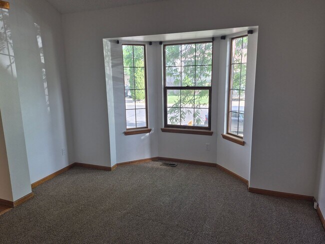 Building Photo - Beautifully Updated 3BR/2.5BA Home in Longmont – Move Right In!