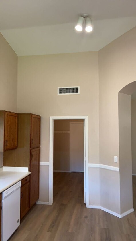Building Photo - 1518 W Antiqua Dr