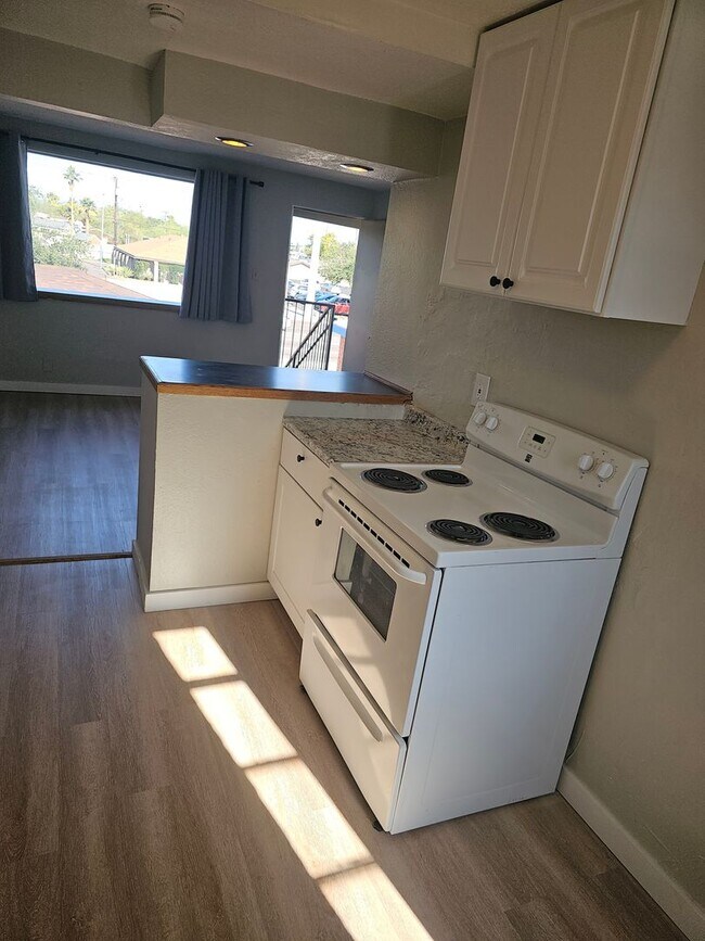 Building Photo - 1 BR 1 BATH FULL REMODEL UPPER UNIT FREE RENT OAC