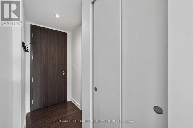 Building Photo - 300 Lisgar St