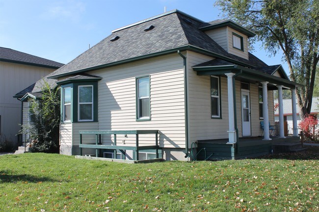 Building Photo - 1307 River St