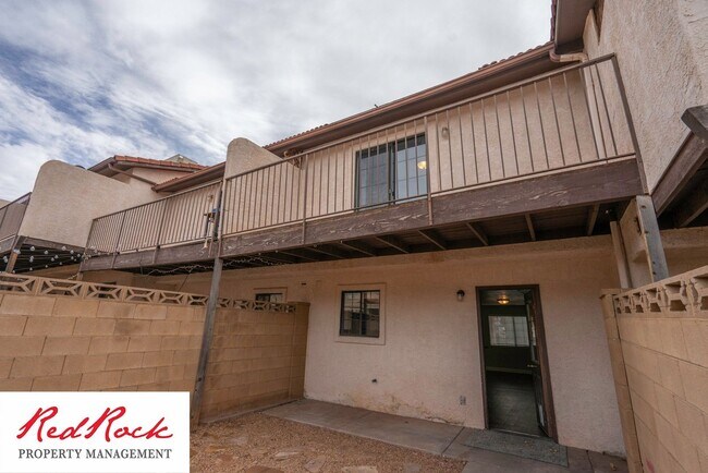 Building Photo - 2 Bed Townhome with Balcony and Private Patio