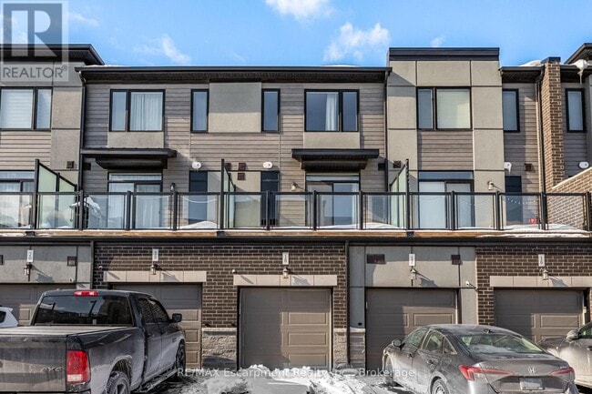 Photo du bâtiment - 590 N Service Rd