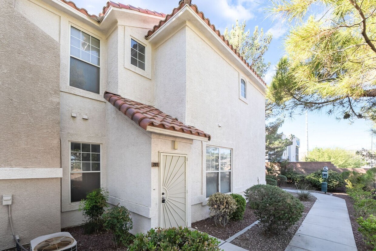 Primary Photo - Spacious 3-Bedroom Condo with Garage and T...