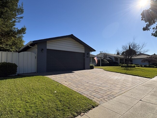 Foto del edificio - Charming Sunnyvale Home with Modern Upgrades, Spacious Layout & Lush Yard