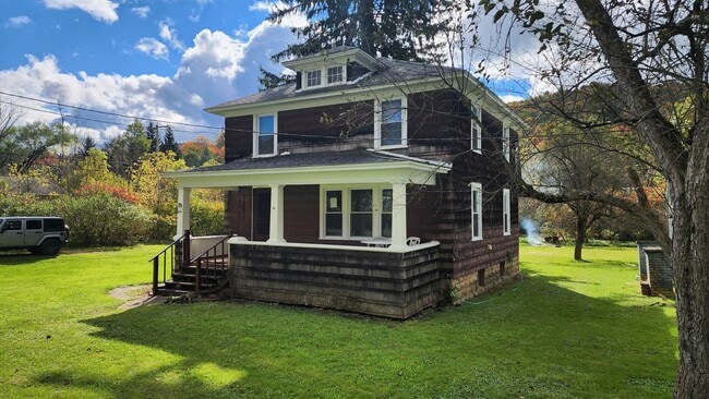 Building Photo - Single Family Home; Three Bedroom