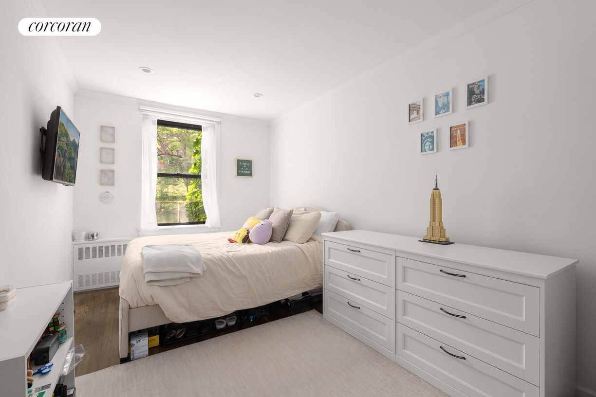Foto del edificio - 328 W 19th St