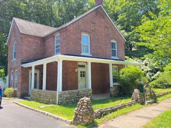 Building Photo - 272 Woodbury Rd