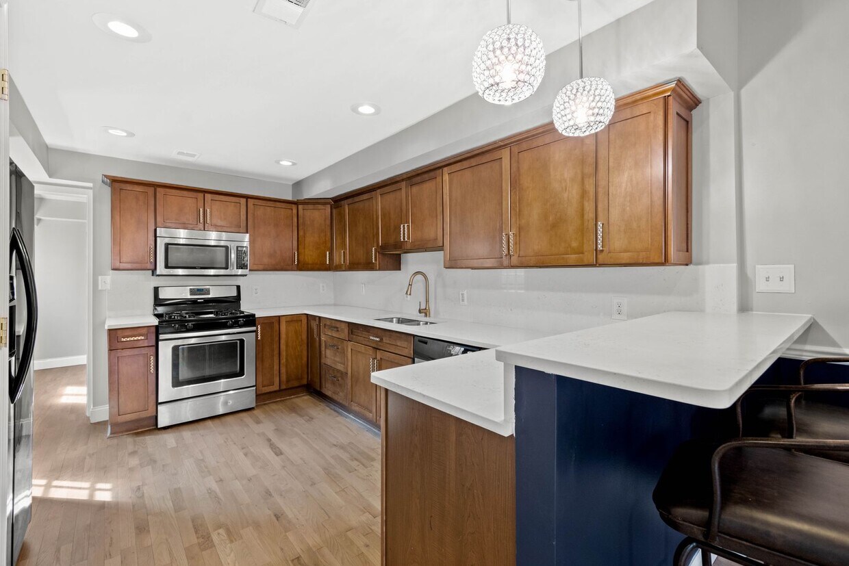 Foto principal - Beautifully Renovated 3 bed, 3 bath Home in the Southside Flats