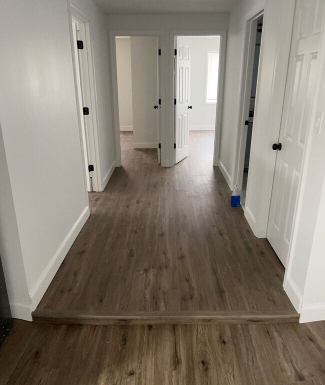 Building Photo - Beautiful remodeled large 6 bed 2 bath ran...