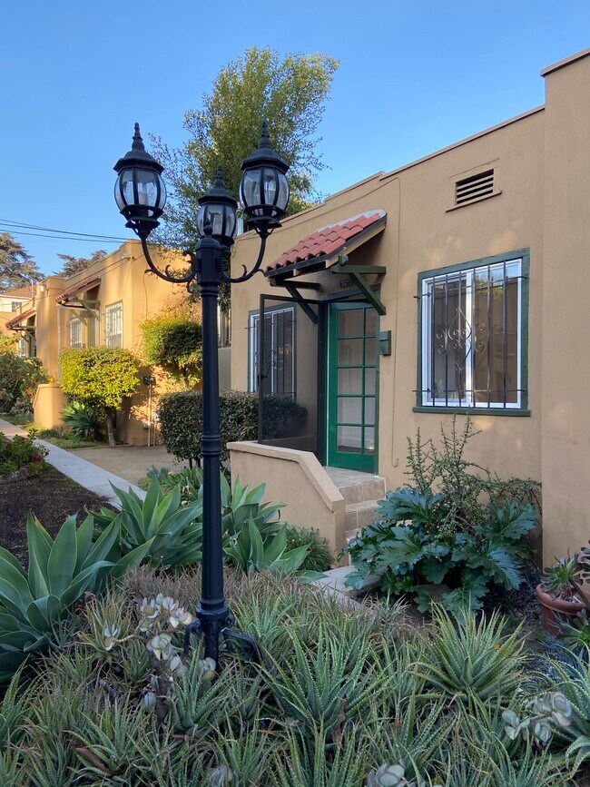 Foto del edificio - 4603 Ambrose Ave
