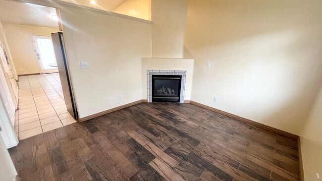 Foto del edificio - 4 bedroom/2.5 bathroom Townhome in West Jordan!