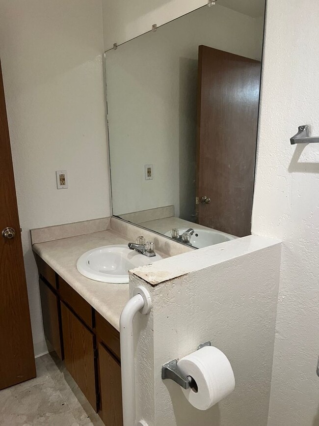 Building Photo - Low income 62+ 1 bedroom at Vista Prieta!