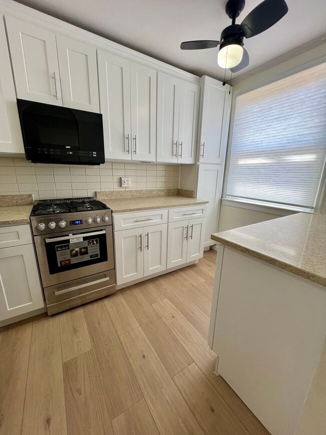 Building Photo - Newly Renovated 3-Bedroom Townhome with Fi...