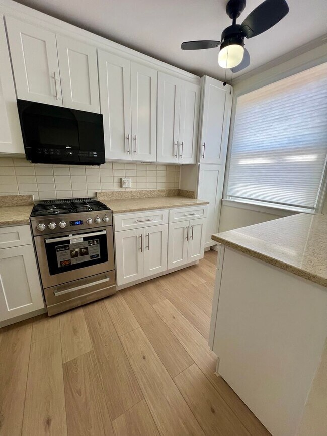 Foto del edificio - Newly Renovated 3-Bedroom Townhome with Fi...