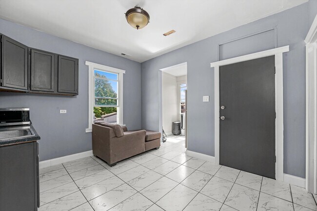 Building Photo - 2503 W 71st St