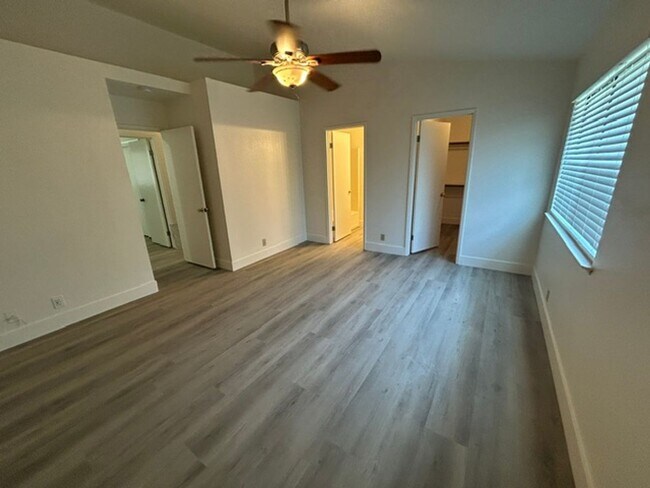 Foto del edificio - 1136 W Damron Ave