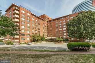 Building Photo - 1121 Arlington Blvd