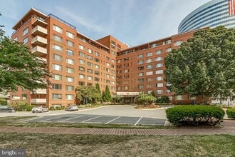 Building Photo - 1121 Arlington Blvd