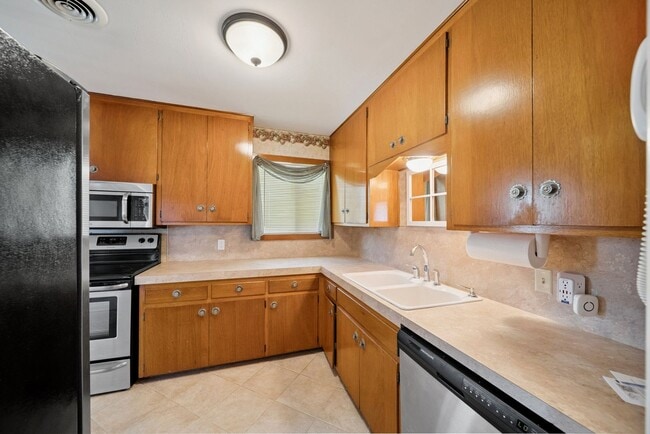Building Photo - Charming Home in West Tulsa