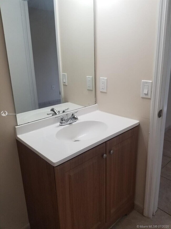 Foto del edificio - 675 NW 85th Ct