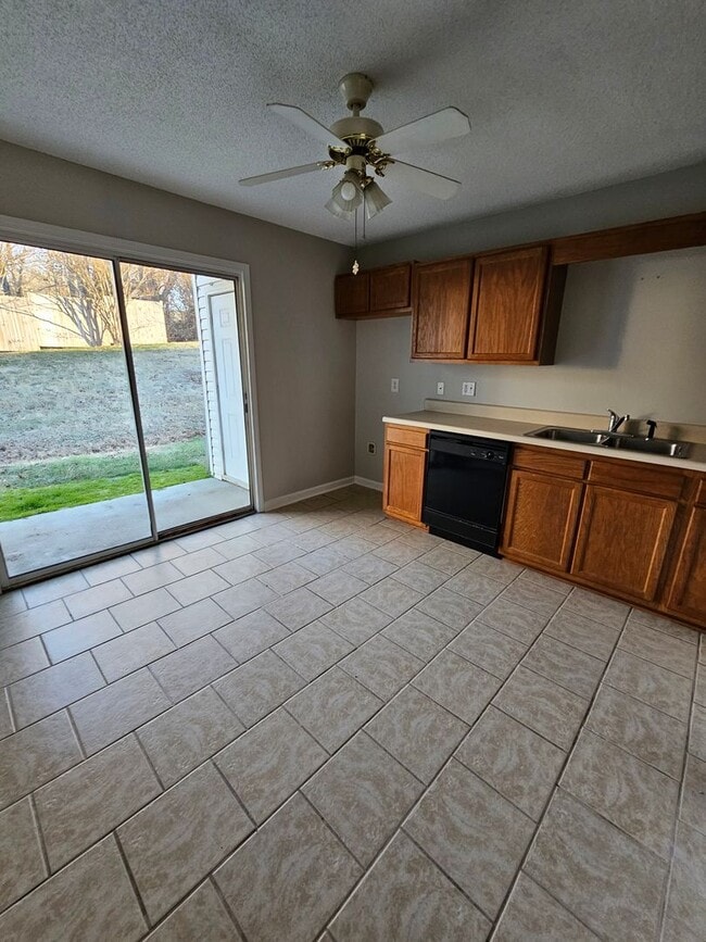 Building Photo - 2 BR Condo in Thomasville!