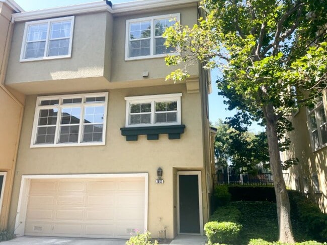 Building Photo - Excellent townhome in the highly desirable...