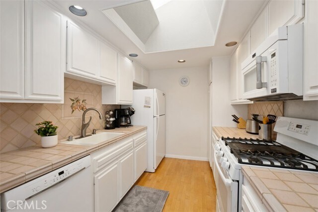 Building Photo - 9 N Encino