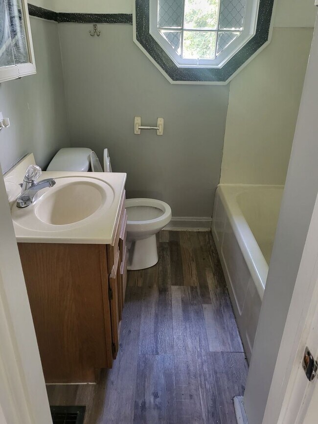 Building Photo - Charming 4-Bedroom Home with Sunroom, Fenc...