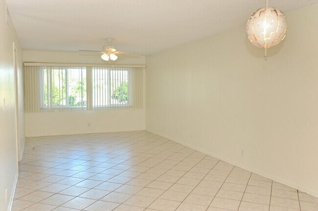 Building Photo - 1000 Manatee Rd